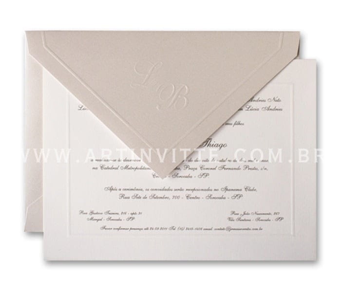 Convite de casamento - Toronto 21x29 Convite em papel Evenglow Branco Telado com impressão em relevo americano prata e Envelopo de Bico no papel Astrosilver com iniciais e vinco em Relevo Seco.