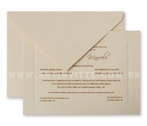 Convite de casamento - Toronto 18x24 em papel Color Plus Marfim 180g e impressão em relevo americano. O envelope de bico com iniciais em relevo seco.