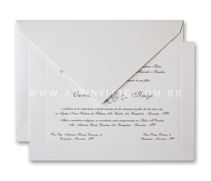 Convite de casamento - Toronto 18x24 em papel Rives Design Bright White com impressão em relevo americano. O envelope de bico com iniciais em relevo seco.