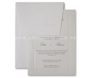 Convite de casamento - Toronto 18x24 em papel Color Plus Metal Aspen e envelope vertical de aba reta em papel Evenglow Branco Telado com impressão do nome dos noivos em pérola.