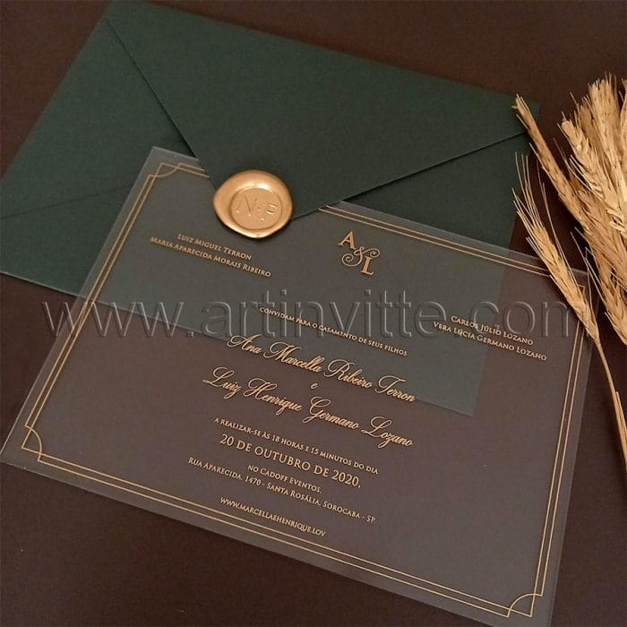 Convite de casamento em acrílico com impressão em dourado e envelope verde