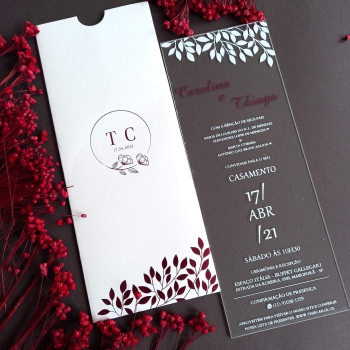 Convite de casamento em acrílico transparente com impressão em marsala e branco da Art Invitte Convites