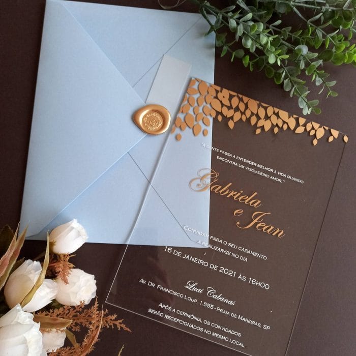 Convite de casamento em acrílico transparente com impressão em dourado e branco da Art Invitte Convites
