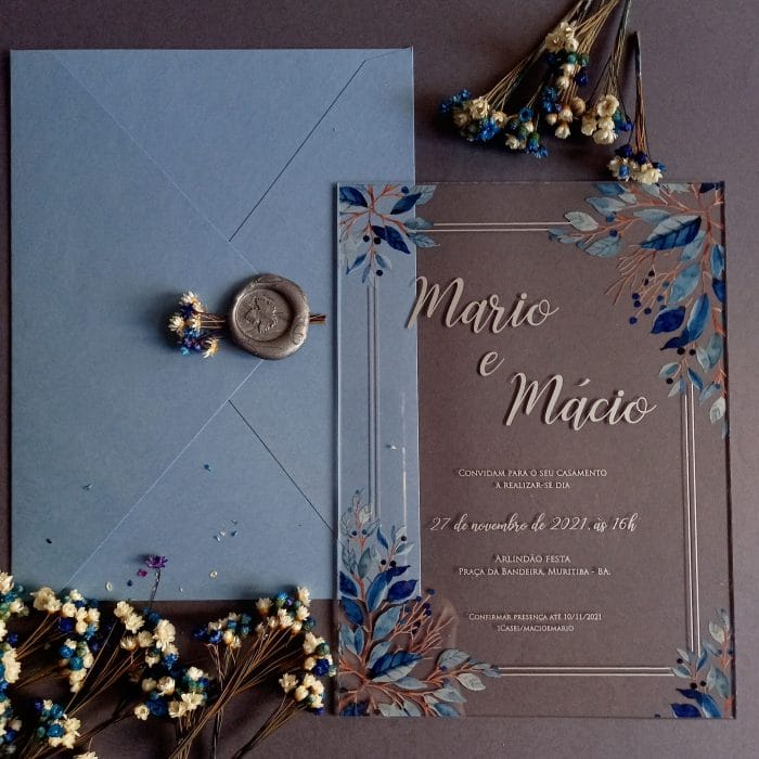 Convite de casamento em acrílico transparente com impressão em azul e prata da Art Invitte Convites