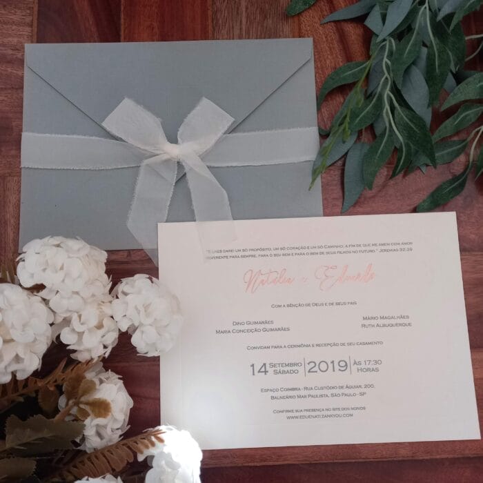 Convite de casamento em papel CInza com laço em tecido VZ 244