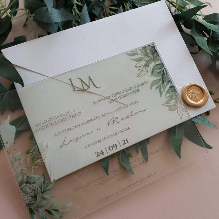Convite de casamento em acrílico com folhagem verde e texto em cinza