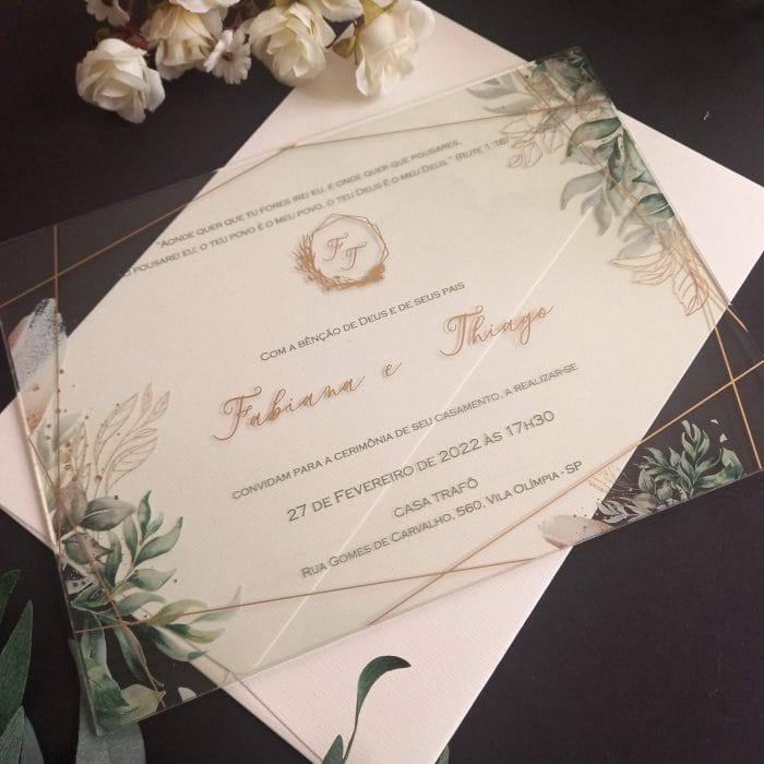 convite de casamento em acrilico com folhages verdes artinvitte