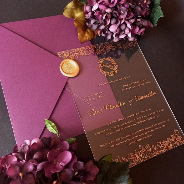 Convite de casamento em acrílico cristal 2mm com impressão de florzinhas e texto em serigrafia dourada CAR 053