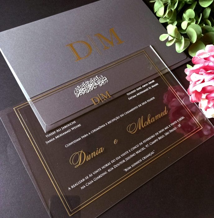Convite de casamento em acrílico cristal 2mm com impressão friso, iniciais em nomes em relevo metálico dourado, texto e citação árabe em serigrafia em branco CAR 054