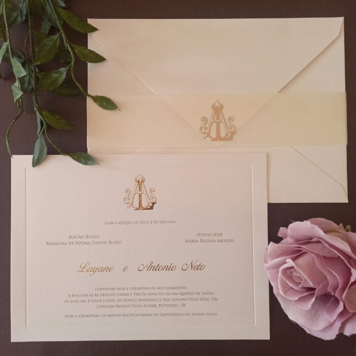 Convite de casamento com tarja em papel Pergamenata com o monograma em relevo metálico dourado.