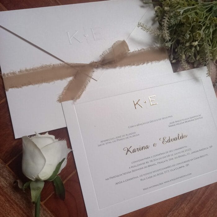 Convite de casamento em papel pérola e detalhes em dourado Veneza VZ 247