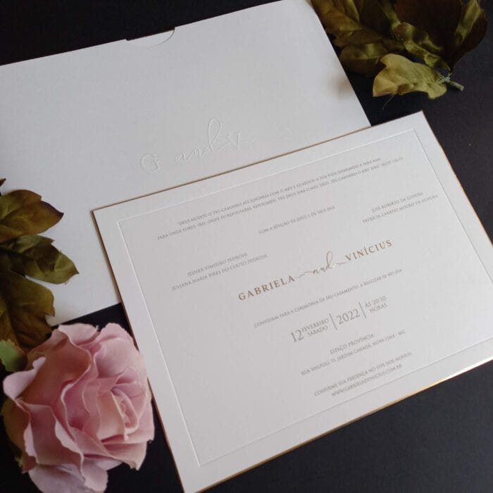 Convite de casamento em papel empastado com lateral dourada