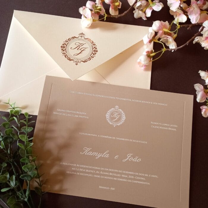 Convite de casamento com cartão em areia e texto branco artinvitte