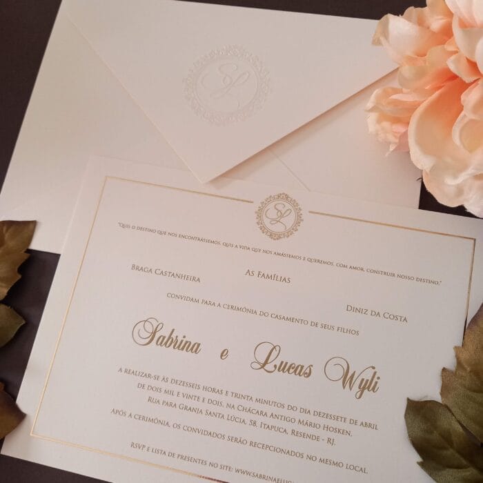 Convite de casamento em em papel naturalle com detalhes em relevo metálico dourado.