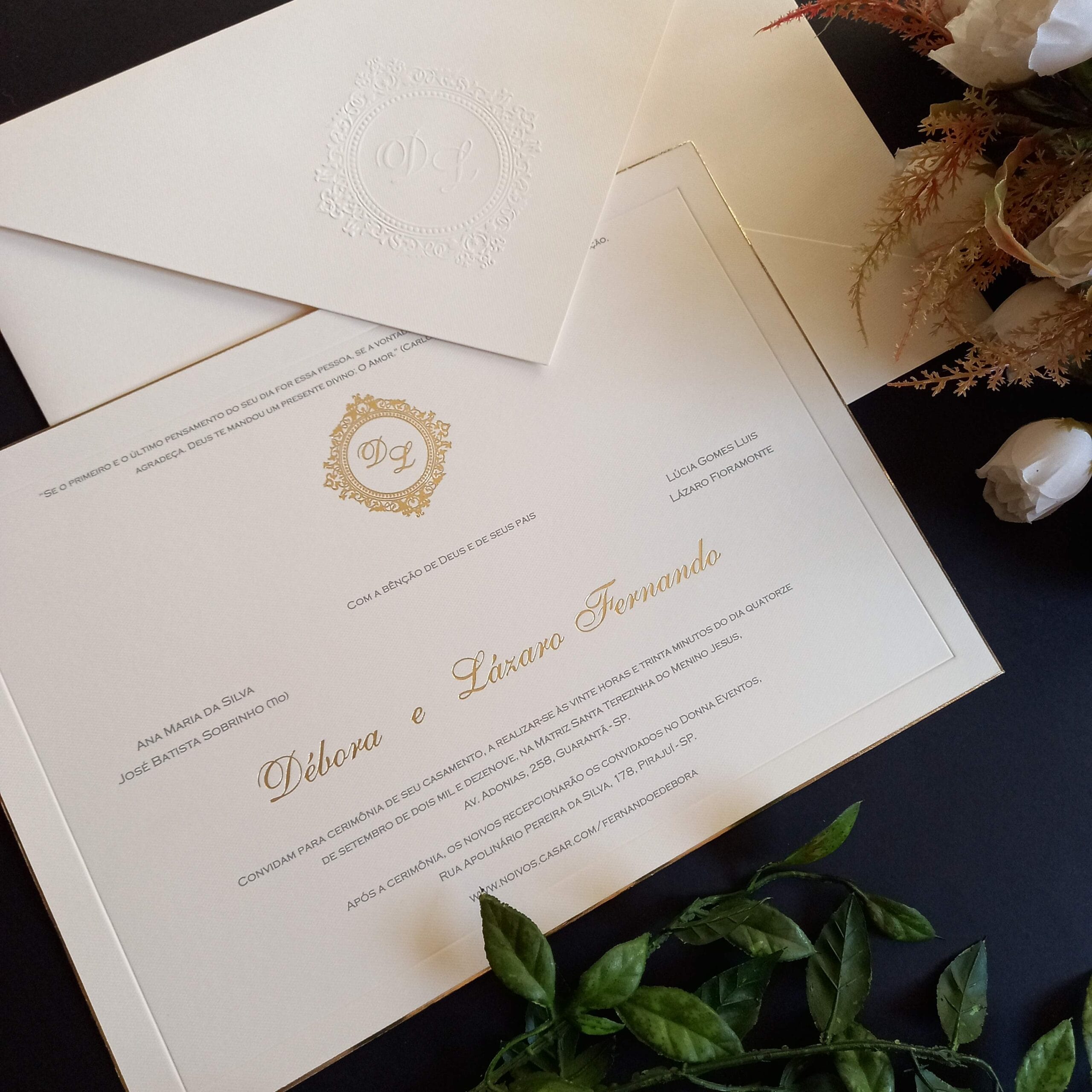 Convite de casamento perolado com detalhem em dourado