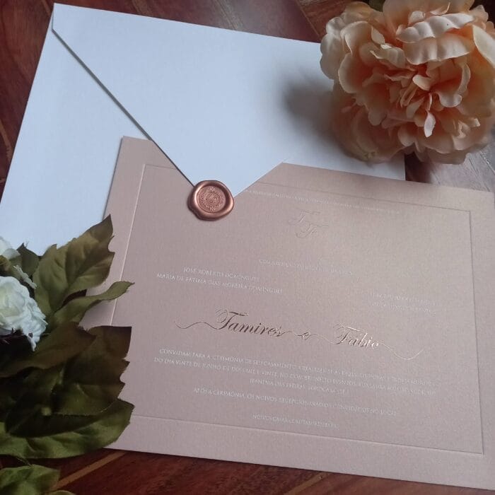 Convite de casamento em papel Nude com envelope branco VZ 251 artinvitte