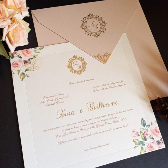 Convite de casamento floral com detalhes metálicos rosê