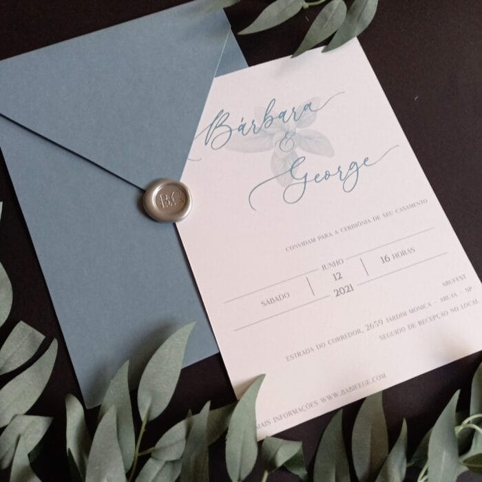 Convite de casamento com papel azul ceu e folhagem artinvitte