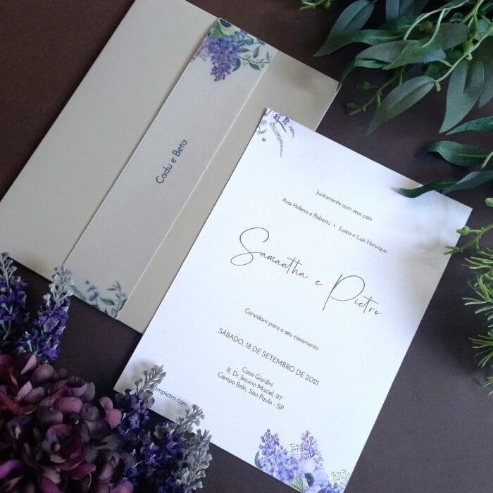 Convite de casamento com tarja em vegetal tons de lilás artinvitte