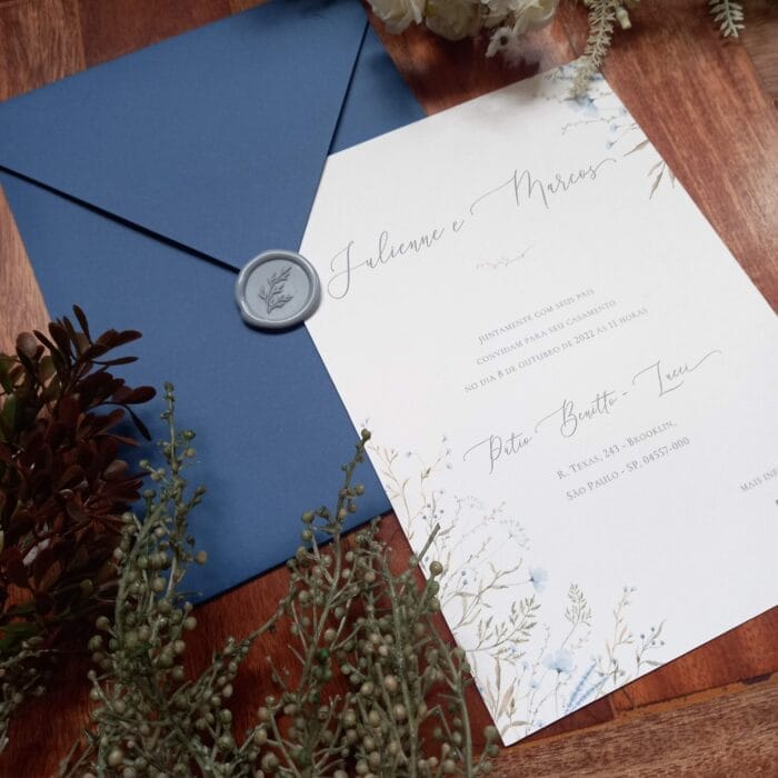convite de casamento com florzinhas delicadas em azul com lacre artinvitte