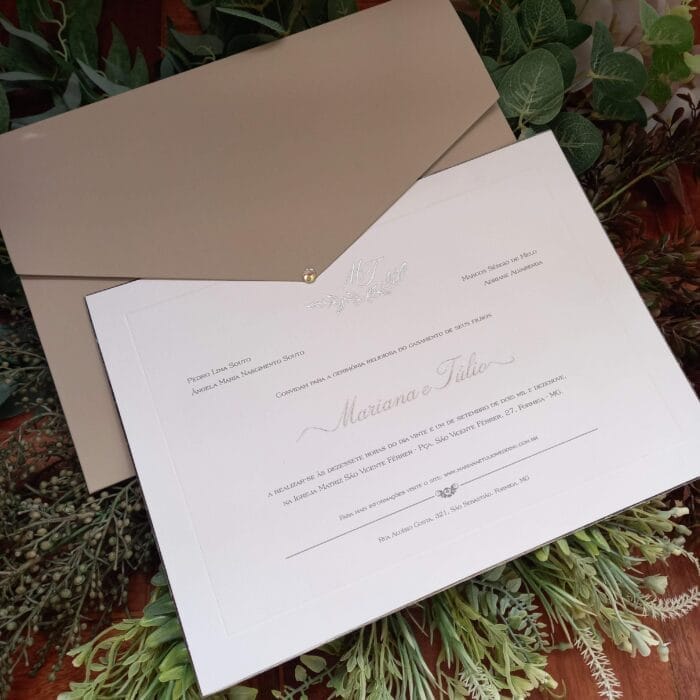Convite de casamento com borda em prata, nomes e brasão em prata envelope cinza