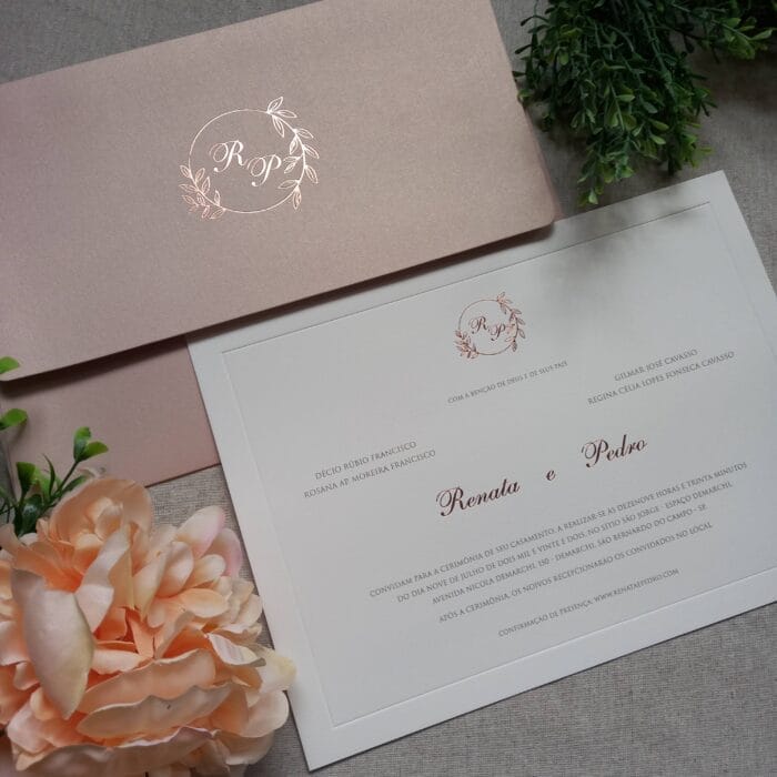 Convite de casamento com envelope nude e detalhes em rose
