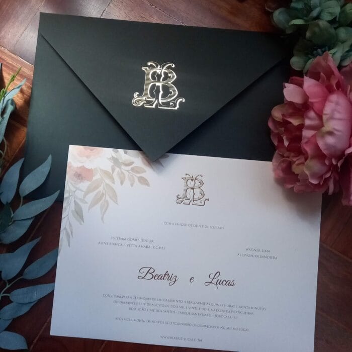convite de casamento tradicional com flores e envelope em verde musgo com detalhes em dourado
