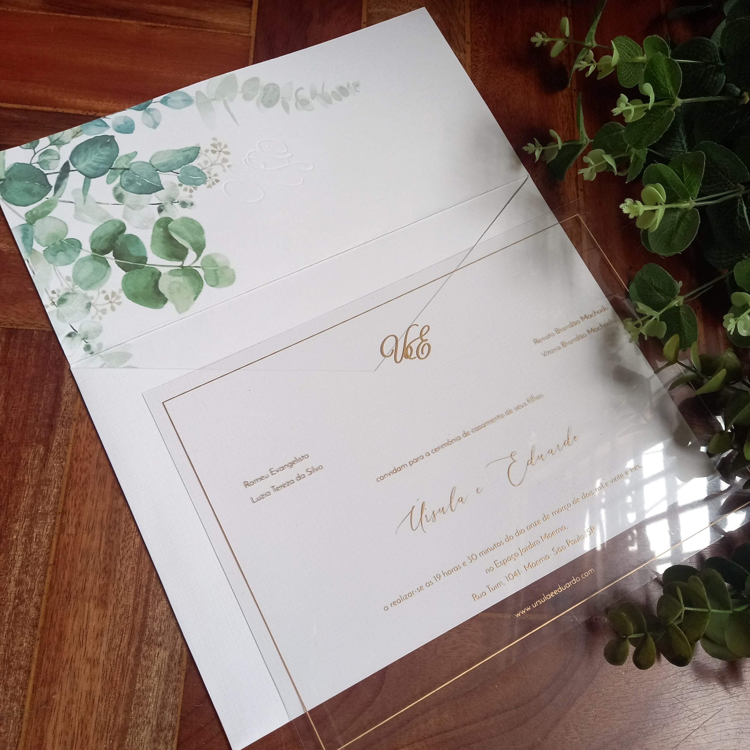 Convite de casamento transparente com folhas de eucalipto