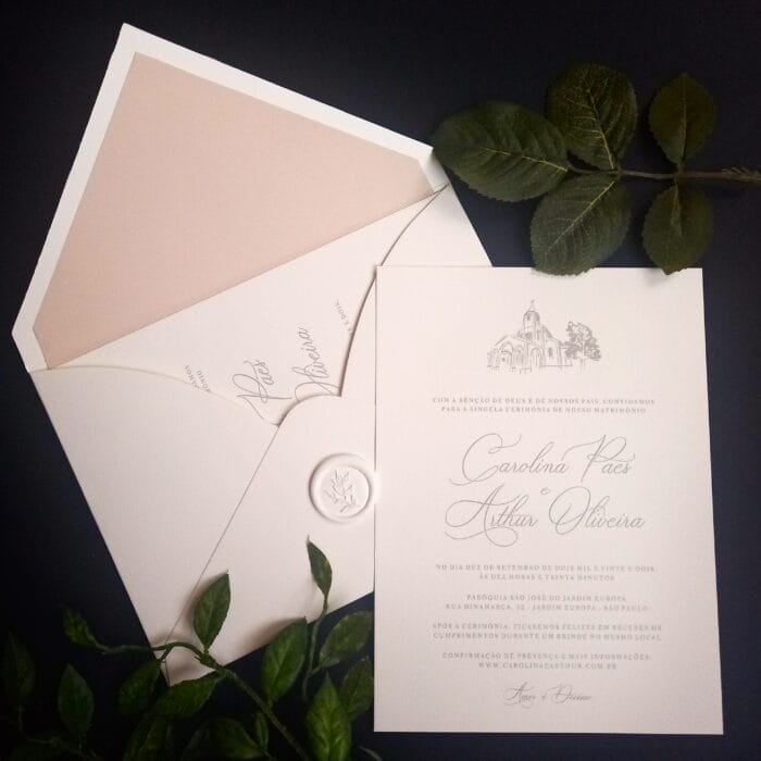 Convite em papel Rives Design Bright White 250g com texto em cinza suave. Envelope com forro em papel Curiois Nude 120g fechado com lacre em resina branco.