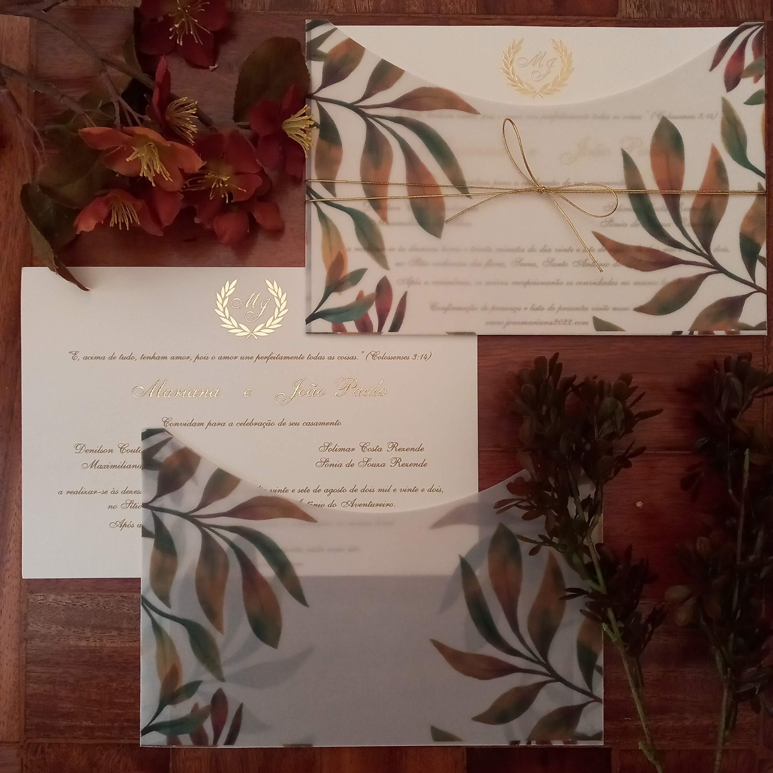 convite de casamento em tons terrosos com envelope em vegetal.