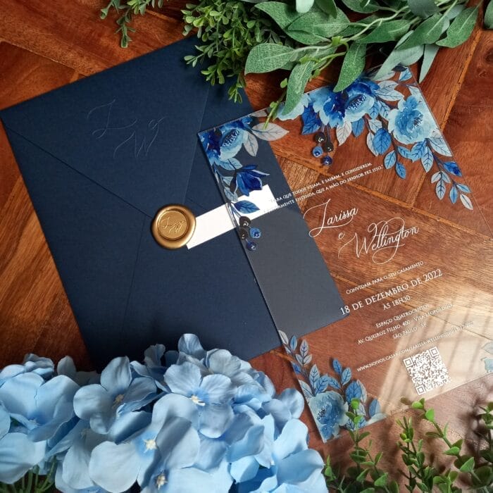 Convite de casamento em acrílico cristal 2mm com impressão digital de flores e texto em prata. Envelope em papel Color Plus Porto Seguro 240g com lacre em dourado