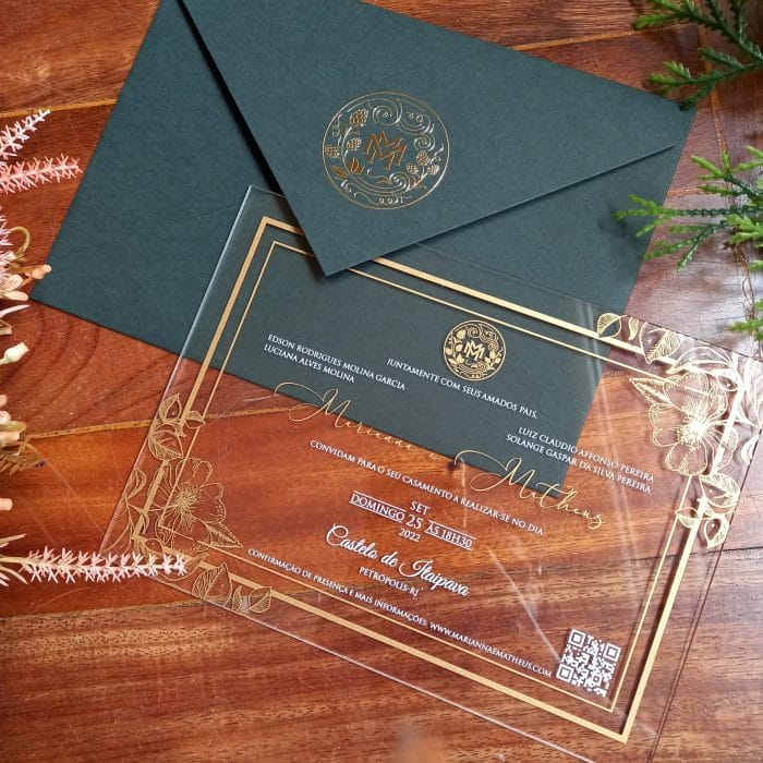 Convite de casamento em acrílico cristal 2mm com impressão em branco e dourado. Envelope verde escuro com monograma em dourado
