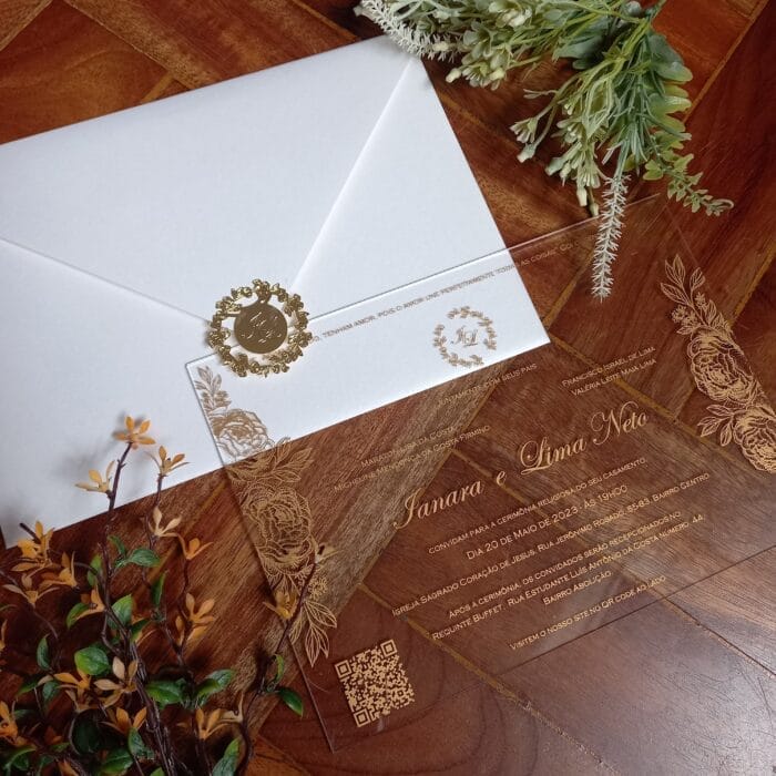 Convite de casamento em acrílico cristal 2mm com texto e flores em silk screen dourado e ponteira em metal dourado