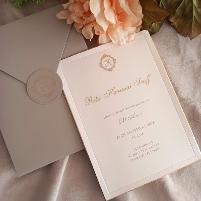 Convite de aniversário de luxo, em cinza e off-white com detalhes em dourado