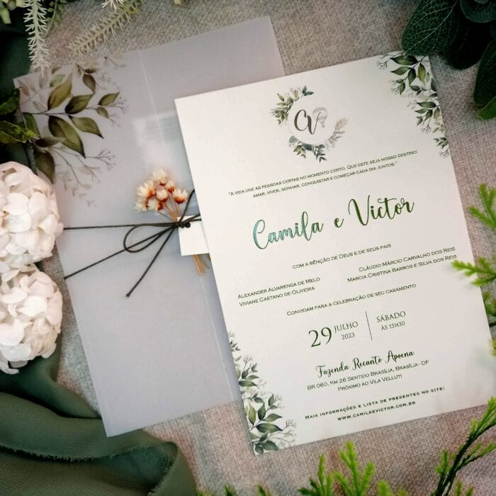 Convite de casamento com folhagem no convite e no envelope em vegetal
