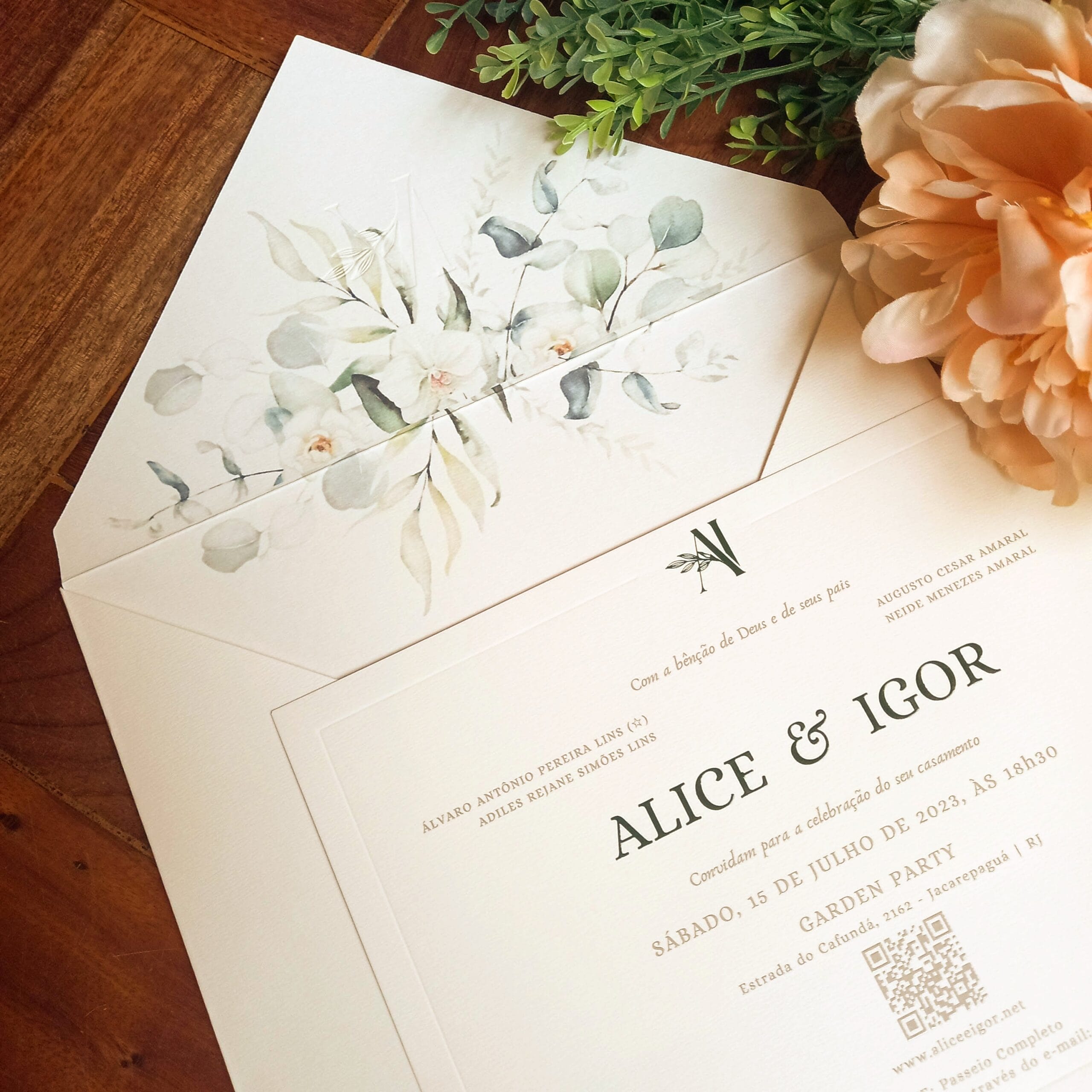Convite de casamento clean com flores na parte interna do envelope e monograma especialmente desenvolvido para o casal.
