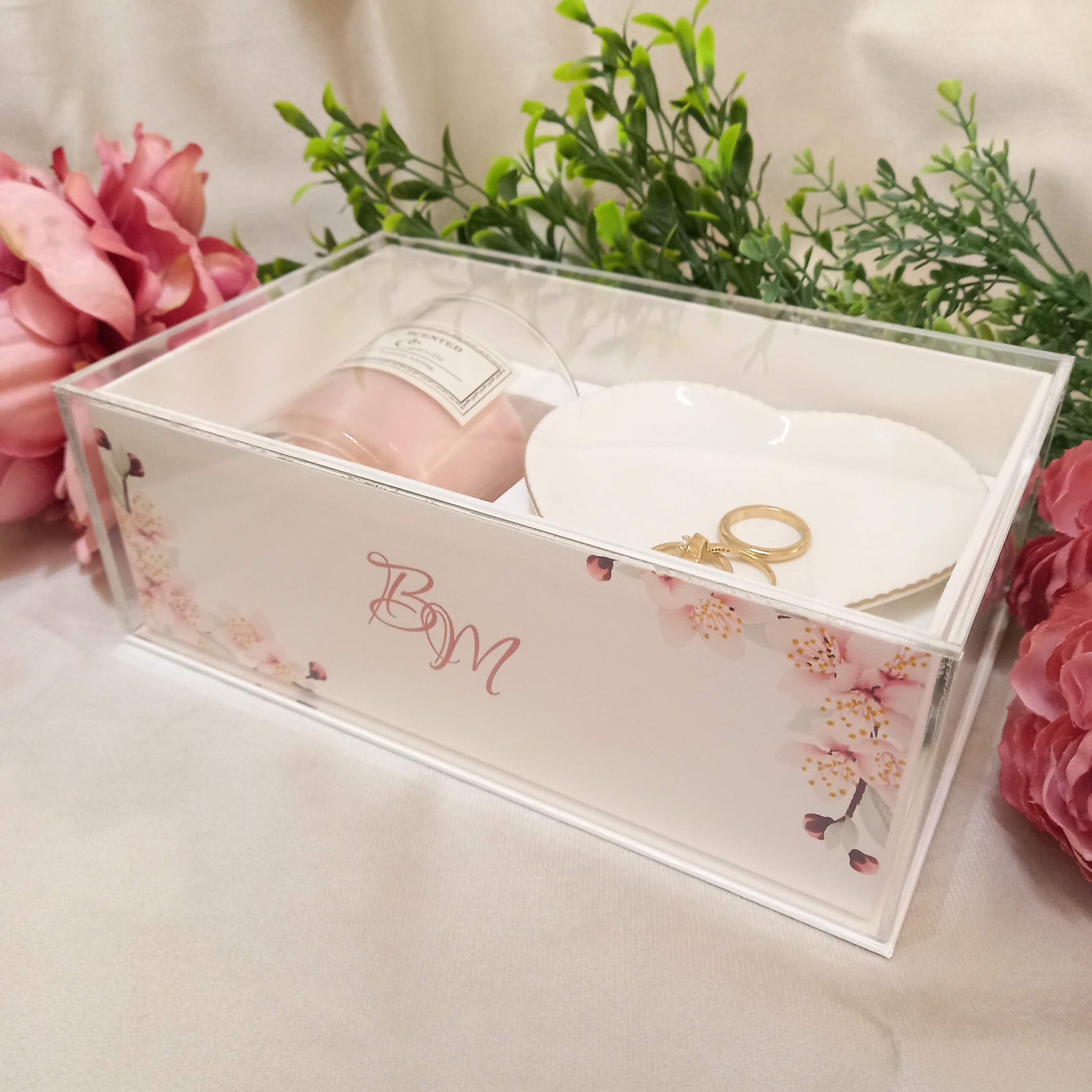 Caixa para madrinha com base floral cartonada e tampa em acrílico artinvitte