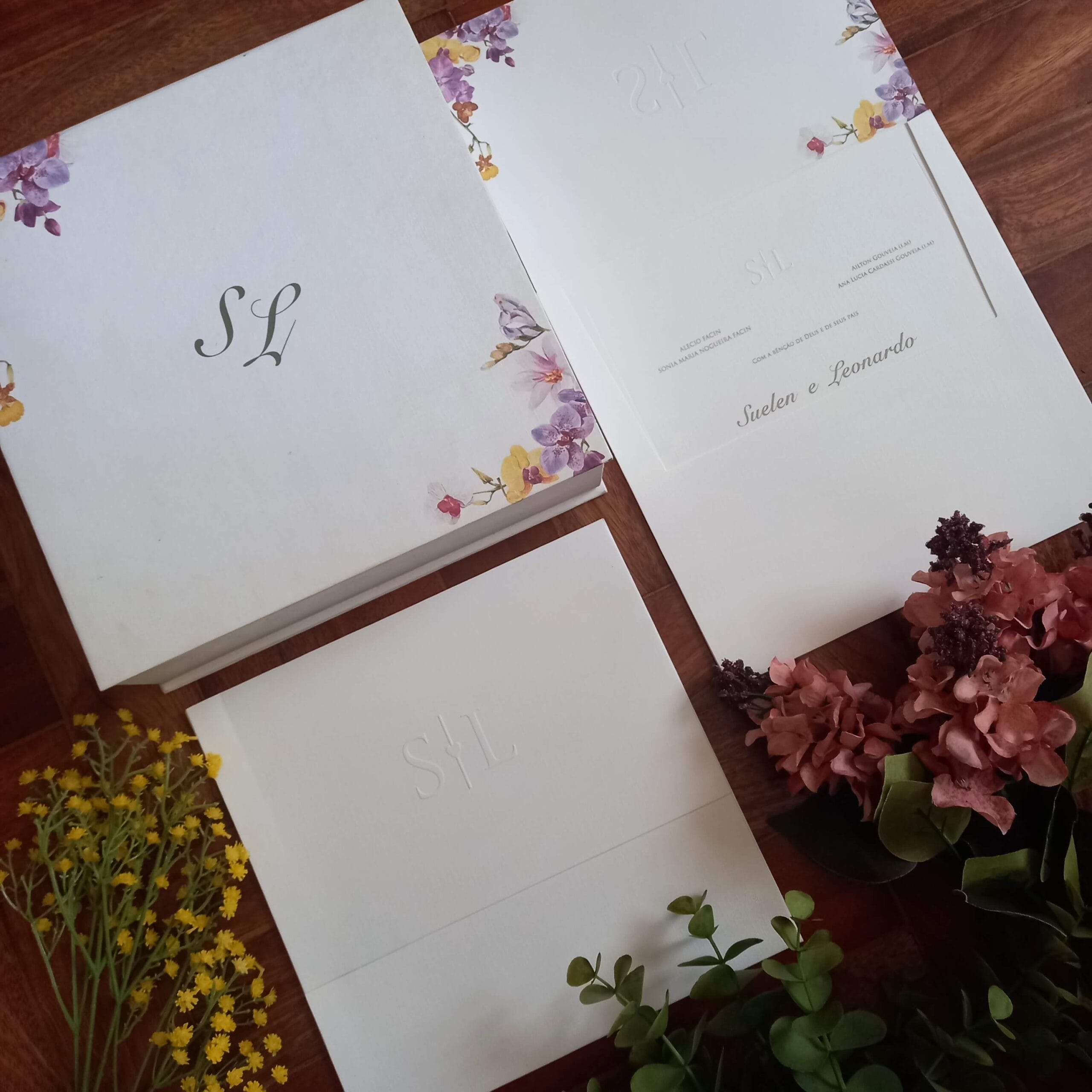 Lindo conjunto de convite de casamento com caixa para padrinhos com floral de orquideas