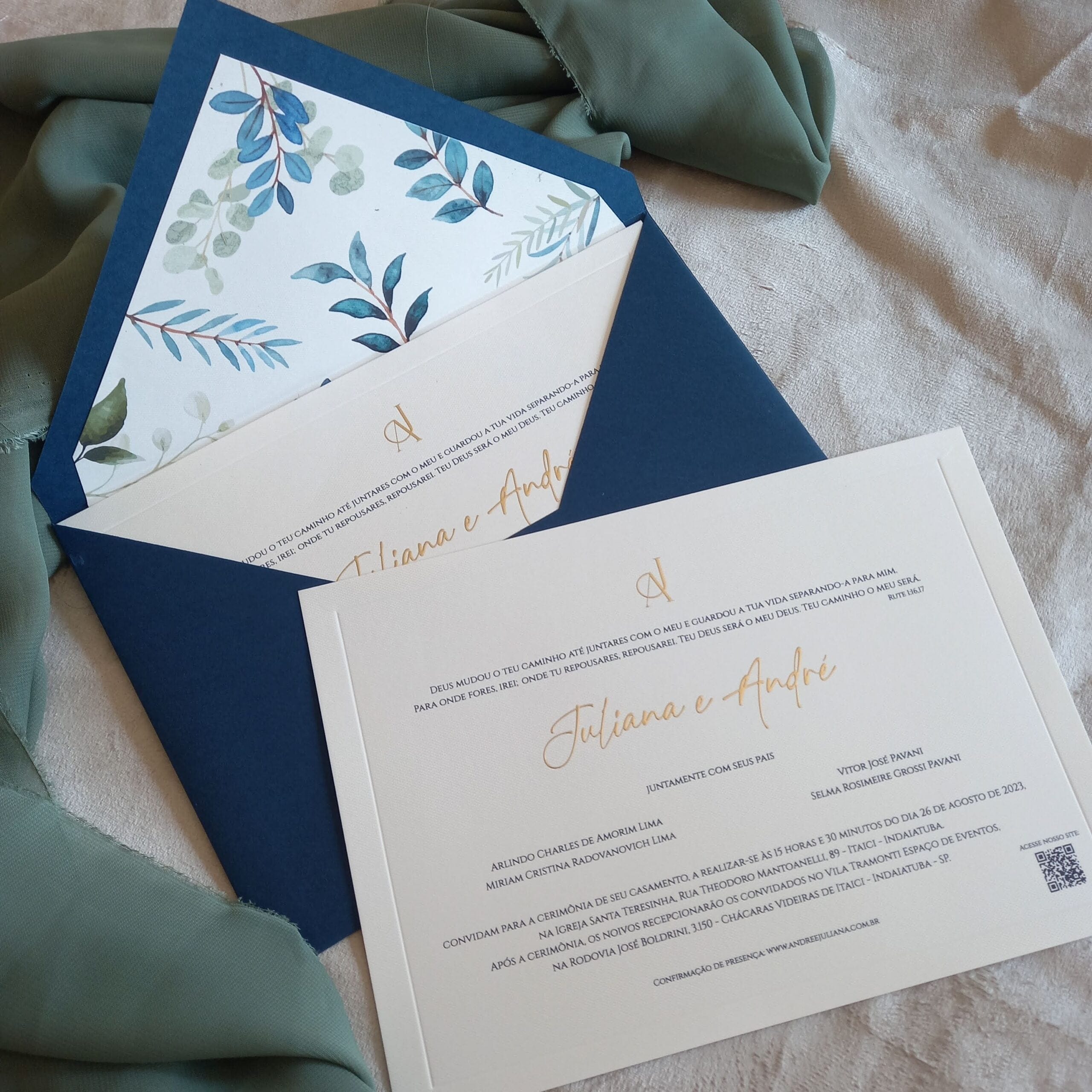 Convite de casamento tons de azul com flores na parte interna