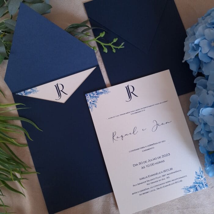 Convite de casamento azul marinho com folhagem e monograma moderno