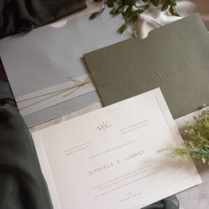 conjunto de convite de casamento verde oliva com capa para proteger o envelope em papel vegetal