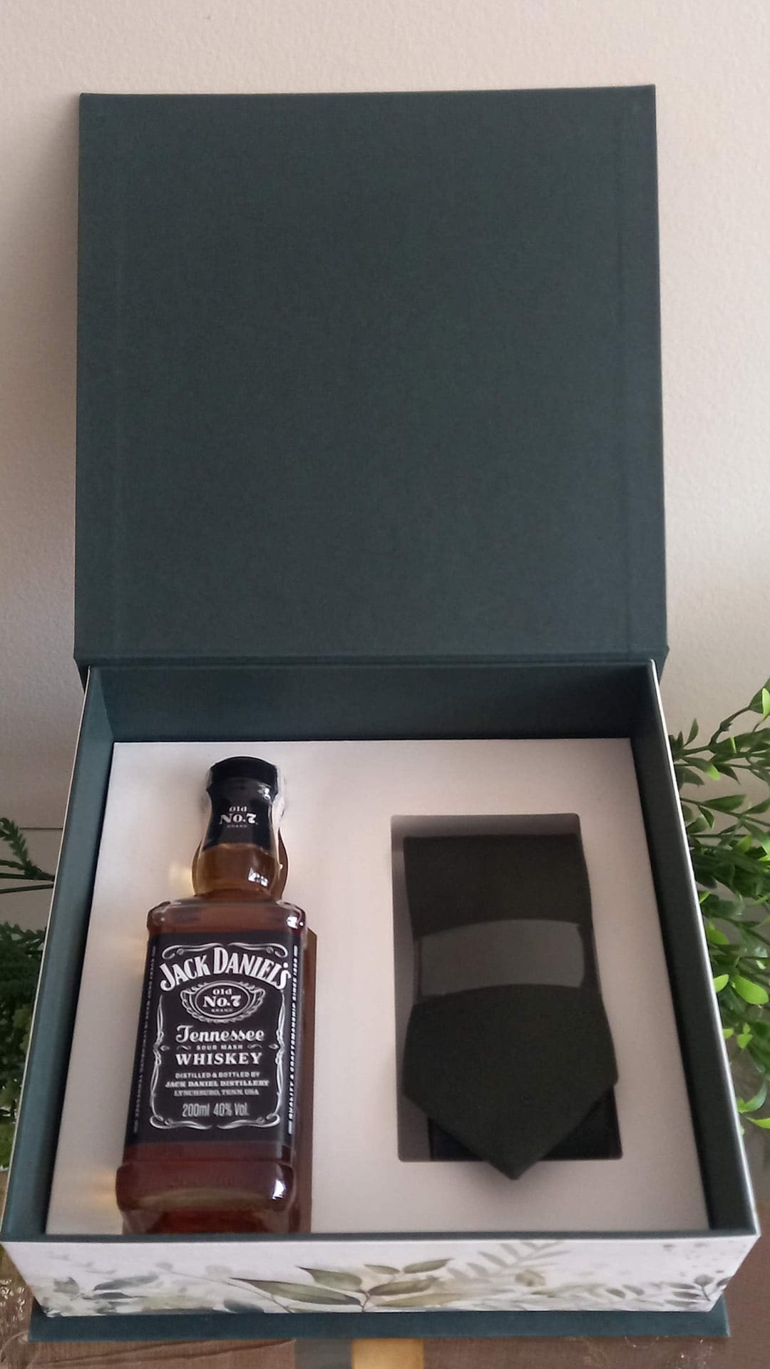 caixa para padrinho com whisky e gravata em tom de verde escuro com dourado
