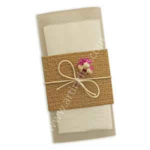 Convites de casamento rústicos em 2020 10 Lágrimas de Alegria LA 005 – Tarja em Kraft Linhão com um lenço de papel envolto em papel vegetal. Amarração em fio encerado cru com sempre-vivas cru e rosa.