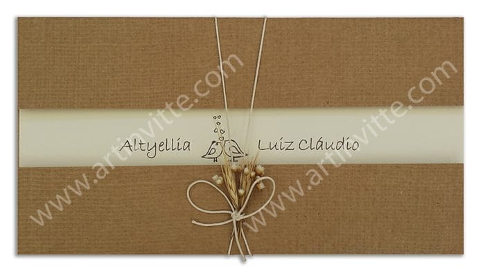 TRP 029 – Triplo Exibível 14×27 Envelope em Papel Kraft Linhão 300g e Convite em Color Plus Marfim com impressão do texto em Relevo Americano Marrom. Amarração duas voltas e laço com fio encerado cru e flores sempre vivas.