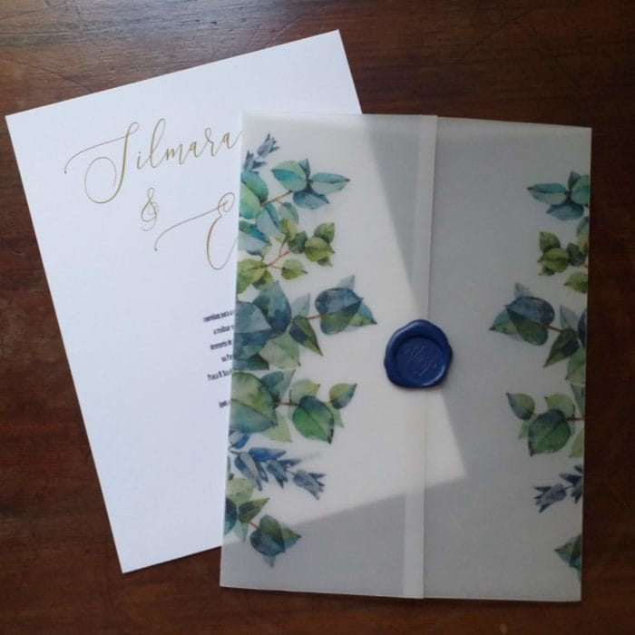 Convite de casamento em vegetal com estampa de eucaliptos e lacre de resina azul - Art Invitte Convites