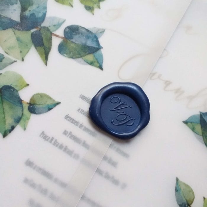Convite de casamento em vegetal com estampa de eucaliptos e lacre de resina azul - Art Invitte Convites