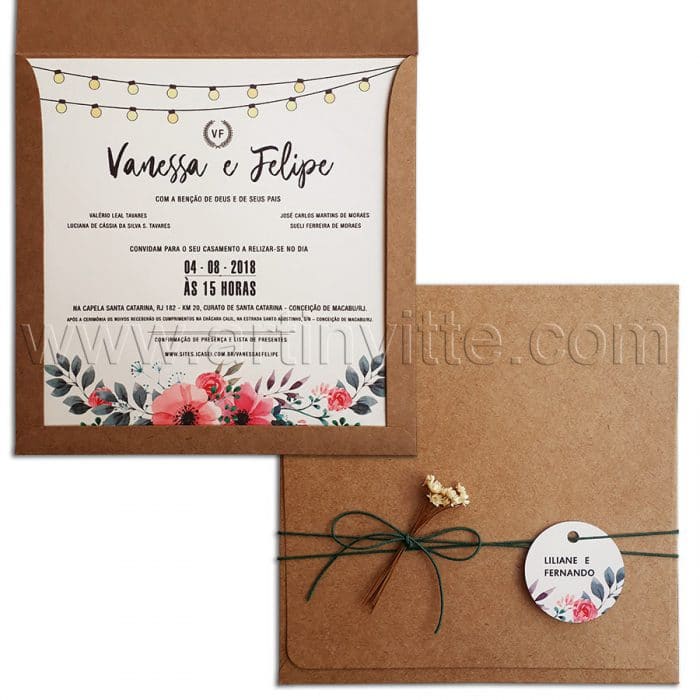 Convite de casamento modelo Haia HA 049, rústico em papel kraft. Convite em papel Markatto Concetto Naturalle 250g com impressão digital. Envelope tipo janela em papel Kraft 200g com amarração em fio enverado verde, flores semprevivas crú e tag floral com nome dos convidados.