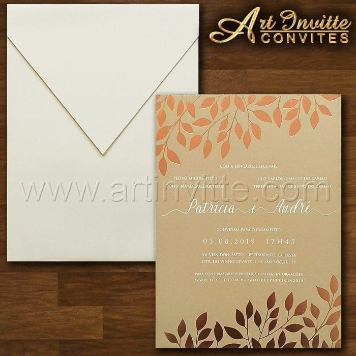 Dica 1 - Quando encomendar os convites 2 Convite de casamento Elegante - Haia HA 073 - Convite de casamento em papel Curious Matter Ibizenca Sand 300g com folhas em hot stamping rosê e texto em epóxi branco. Envelope vertical com aba bico no papel Markatto Concetto Naturalle 250g.