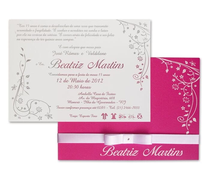 Convite 15 anos Triplo Retangular DTR 003 - 6x22cm em PVC Cristal com impressão em Branco. Envelope em papel Luxcent Rosa com impressão de epóxi branco. Laço channel com em fita de cetim branca de 22mm e strass.