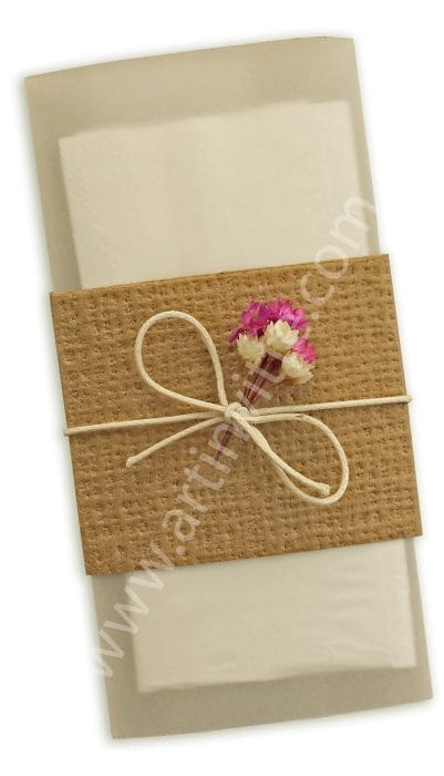 Lágrimas de Alegria LA 005 – Tarja em Kraft Linhão com um lenço de papel envolto em papel vegetal. Amarração em fio encerado cru com sempre-vivas cru e rosa.